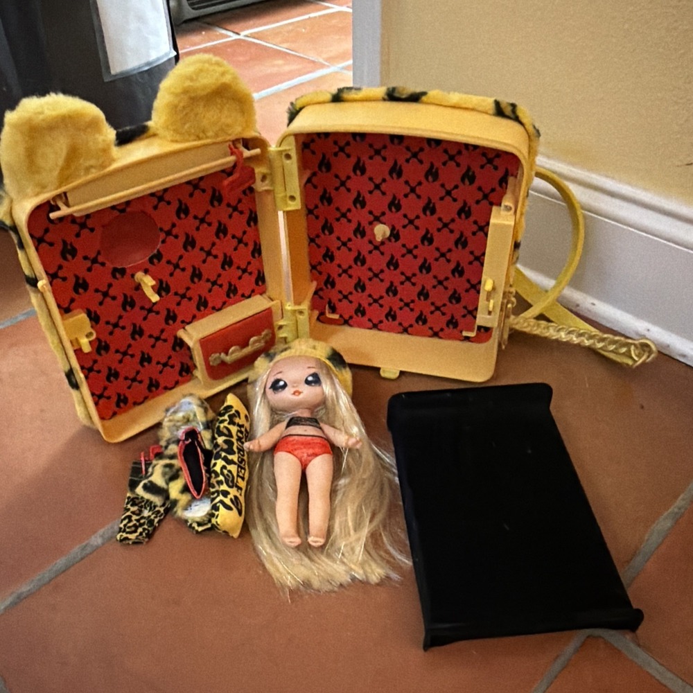 Na!Na!Na! Surprise Yellow HardCase Backpack Gold Leopard Print & Doll With Shoes - Picture 7 of 9